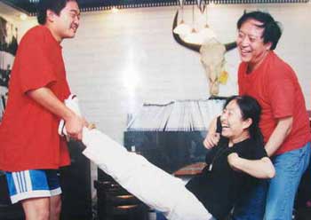 牛群与老婆儿子家庭照网络疯传
