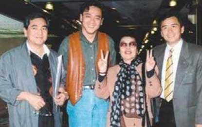 秦沛,姜大卫,尔东升和母亲合影