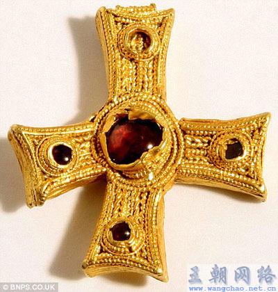 英国男子发现1400年前纯金十字架 - 王朝网络